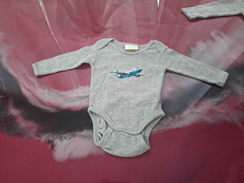 Personalisierte Baby-Bodys in vielen Farben, und jedes kann mit Sprüchen oder Motiven hergestellt werden. - Nicky's Kleiderstuebchen