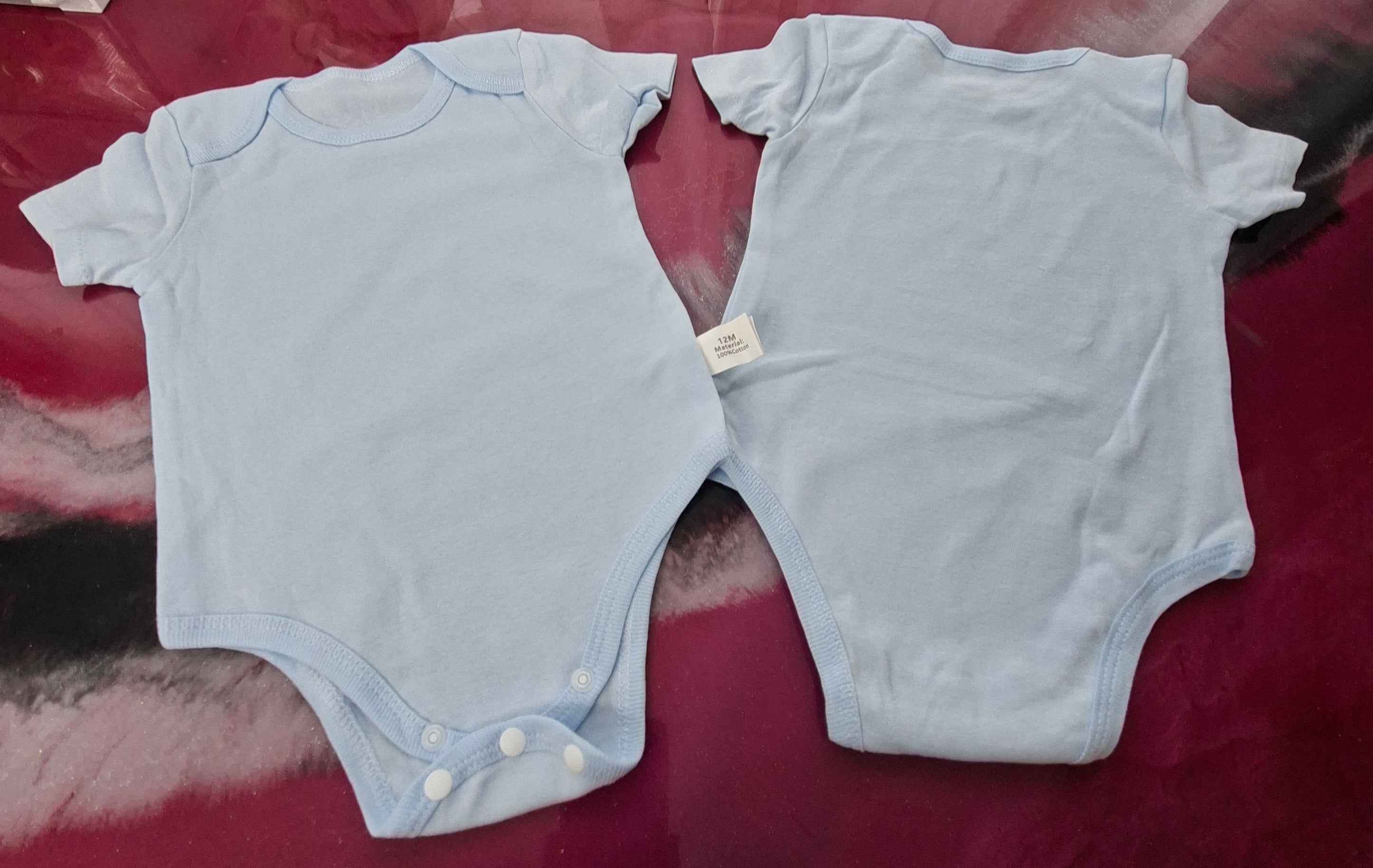 Personalisierte Baby-Bodys in vielen Farben, und jedes kann mit Sprüchen oder Motiven hergestellt werden. - Nicky's Kleiderstuebchen