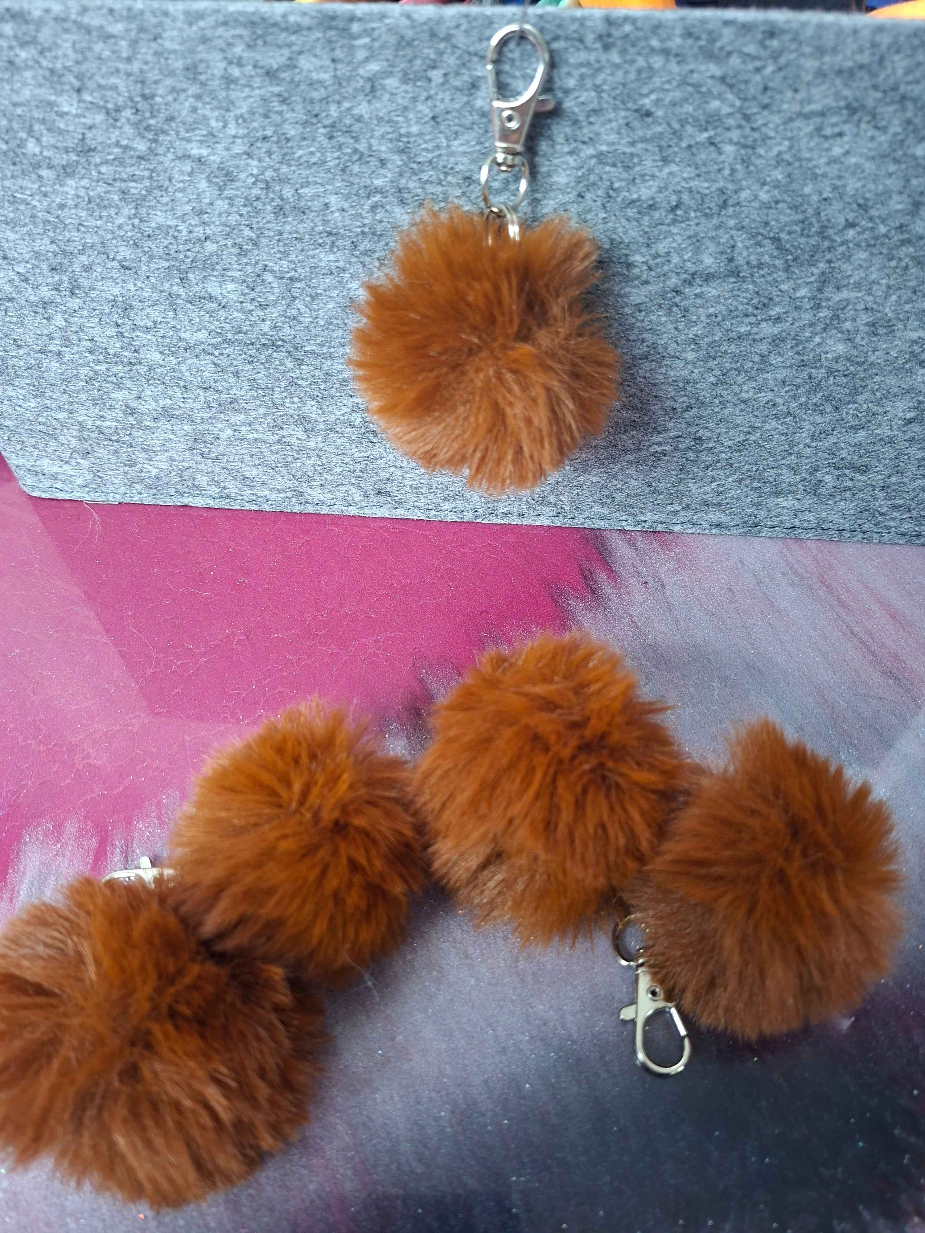 Puschel Anhänger Kaninchenfell - Stilvolles Accessoire für jeden Anlass - Nicky's Kleiderstuebchen