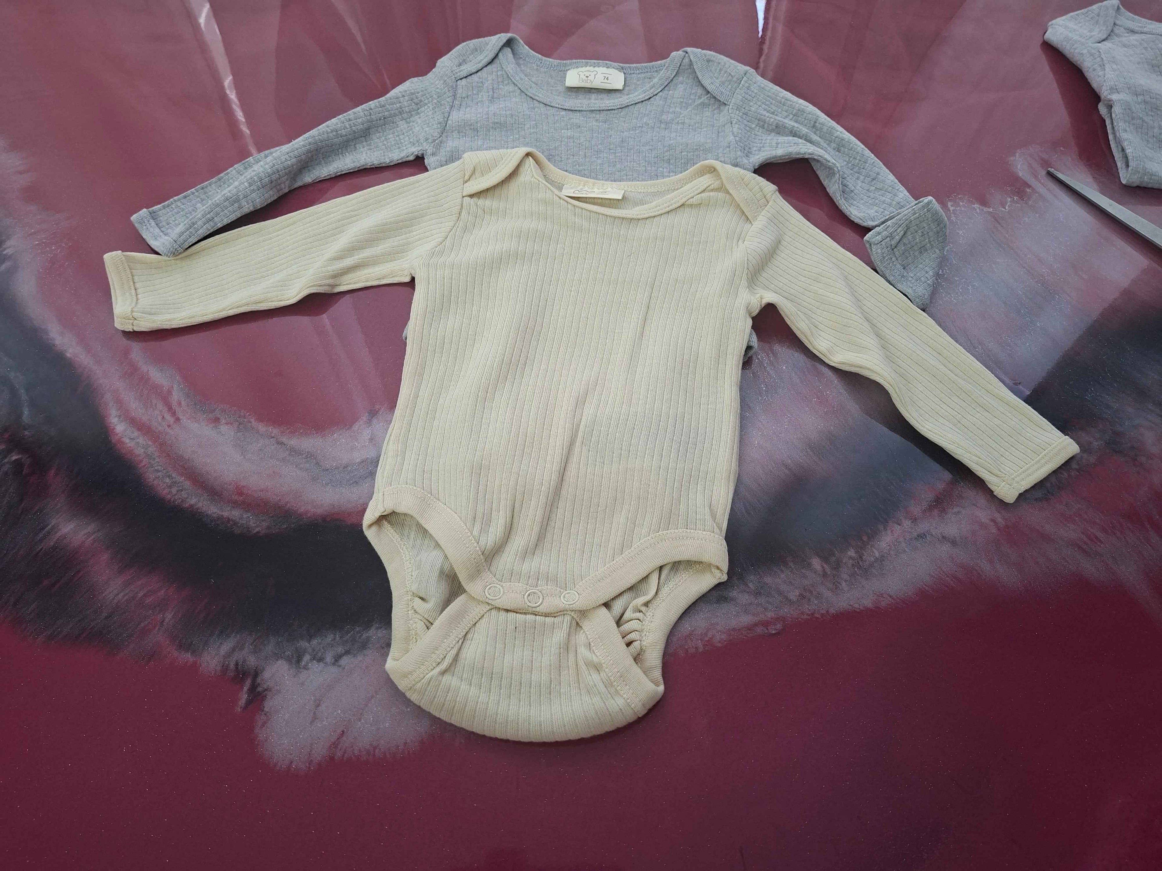 Personalisierte Baby-Bodys in vielen Farben, und jedes kann mit Sprüchen oder Motiven hergestellt werden. - Nicky's Kleiderstuebchen