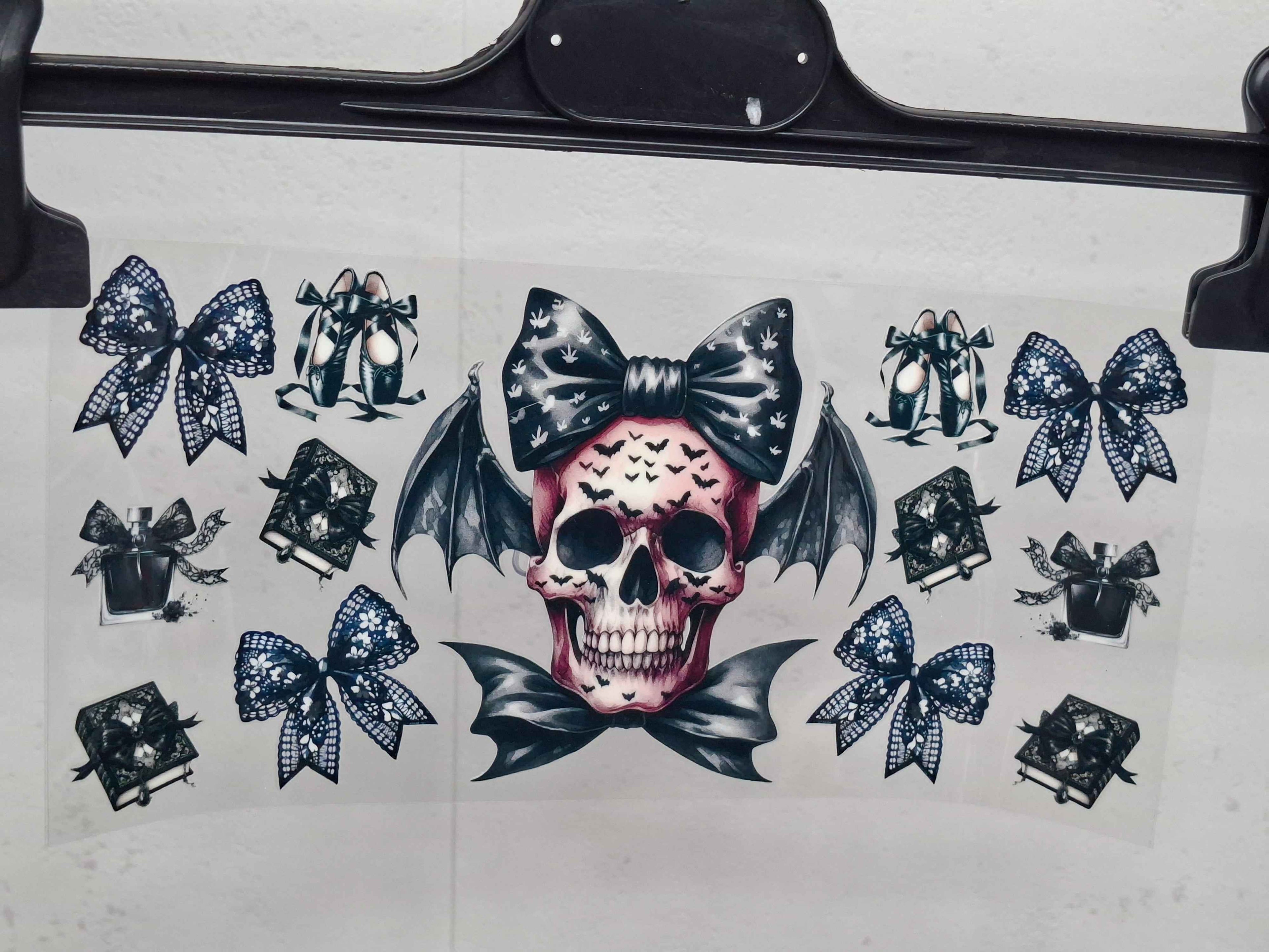 Trinkbecher mit Deckel und Strohhalm in Schwarz – Einzigartige Designs für jeden Anlass - Nicky's Kleiderstuebchen